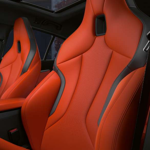 M Sport ülések integrált fejtámlával. A BMW M135i xDrive belső tere az atletikus, integrált fejtámlás M Sport ülésekkel.