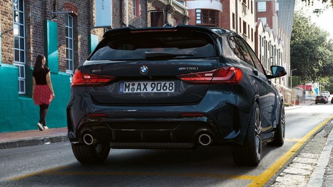 BMW M135i xDrive, hátulnézet. Egy álló, Zafírfekete metálfényezésű BMW M135i xDrive hátulnézetből.