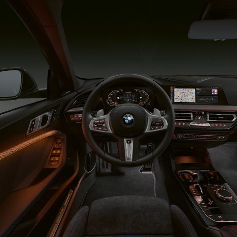 BMW M135i xDrive, műszerfal. A BMW M135i xDrive prémium szintű belső tere a megvilágytott belső díszítőelemekkel.