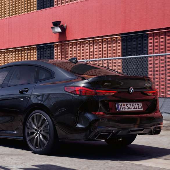 BMW M235i xDrive Gran Coupé, rézsútos hátulnézet BMW M235i xDrive Gran Coupé, 2020, Zafírfekete metálfényezés, F44, rézsútos hátulnézet, külső