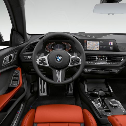 Műszerfal, BMW M235i xDrive Gran Coupé Vezetőorientált műszerfal, BMW M235i xDrive Coupé, 2020, F44, belső tér
