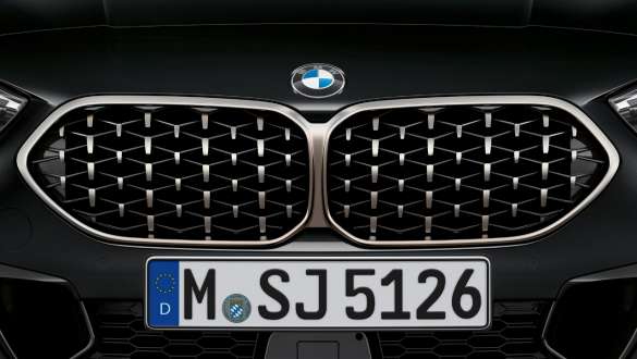 Hálómintás BMW vesék, BMW M235i xDrive Gran Coupé Hálómintás BMW vesék, BMW M235i xDrive Gran Coupé, Zafírfekete metálfényezés, F44, közelről