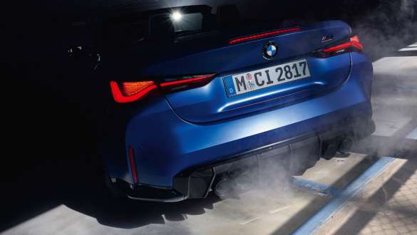 BMW M4 Competition Cabrio M xDrive-val, G83, 2021, a far közelről BMW M4 Competition Cabrio M xDrive-val, G83, 2021, BMW Individual Frozen Portimao kék metál, a far közelről
