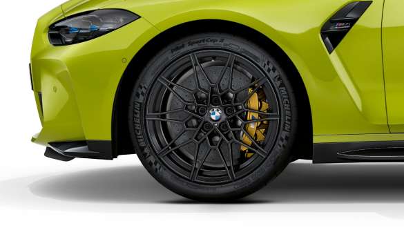 19"/20” M kovácsolt könnyűfém keréktárcsa, 826 M, BMW M4 Competition Coupé, G82, 2020 BMW M4 Competition Coupé, G82, 2020, 19"/20" M kovácsolt keréktárcsa, 826 M, közelről
