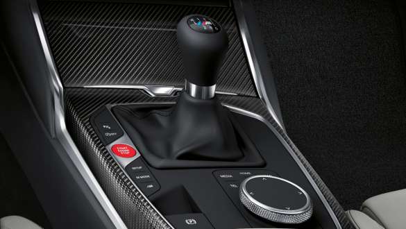 Manuális M sebességváltó és hátsókerék-meghajtás, BMW M4 Coupé, G82, 2020 BMW M4 Coupé, G82, 2020, 6 fokozatú manuális M sebességváltó és hátsókerék-meghajtás, a középkonzol és a sebességváltó kar közelről