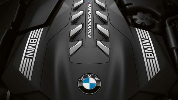 M TwinPower Turbo 8 hengeres benzinmotor, BMW M850i xDrive Cabrio, G14 LCI, Facelift 2022 BMW M850i xDrive Cabrio, G14 LCI, Facelift 2022, az M TwinPower Turbo 8 hengeres benzinmotor közelről