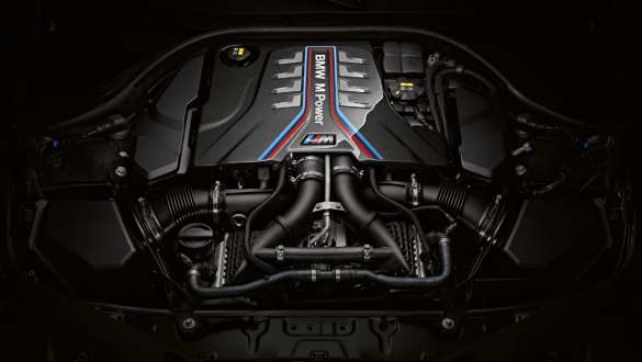 M TwinPower Turbo 8 hengeres benzinmotor, BMW M8 Competition Cabrio, F93 LCI, 2022 BMW M8 Competition Cabrio, F91 LCI, Facelift 2022, az M TwinPower Turbo 8 hengeres benzinmotor közelről