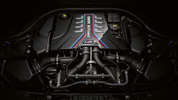 M TwinPower Turbo 8 hengeres benzinmotor, BMW M8 Competition Coupé, F92 LCI, 2022 BMW M8 Competition Coupé, F92 LCI, Facelift 2022, az M TwinPower Turbo 8 hengeres benzinmotor közelről, motorburkolat
