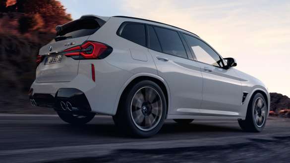 M xDrive, BMW X3 M, F97 LCI, Facelift 2021 BMW X3 M, F97 LCI, Facelift 2021, M xDrive, egy Alpesi fehér autó alsó hátulnézetből