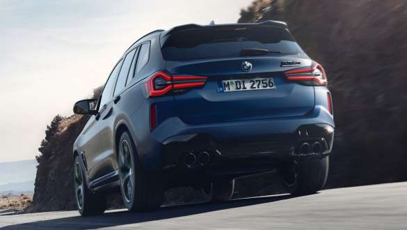 M xDrive, BMW X3 M Competition, F97 LCI, Facelift 2021 BMW X3 M Competition, F97 LCI, Facelift 2021, egy mozgó, Frozen Marina Bay kék metálfényezésű autó alsó hátulnézetből, M xDrive