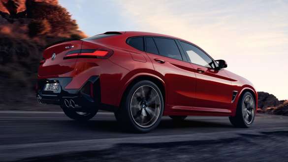 M xDrive, BMW X4 M, F98 LCI, Facelift 2021 BMW X4 M, F98 LCI, Facelift 2021, M xDrive, egy úton haladó autó rézsútos hátulnézetből