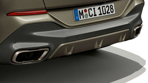 A BMW X6 M50i fara az M Sport kipufogórendszerrel BMW X6 M50i, far, fókuszban az M Sport kipufogórendszer