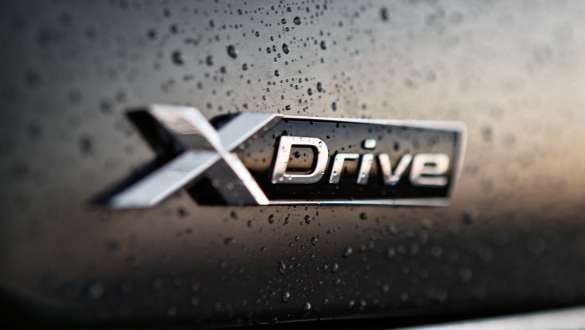 Egy BMW X6 M50i az xDrive összkerék-meghajtással Egy BMW X6 M50i az intelligens xDrive összkerék-meghajtással