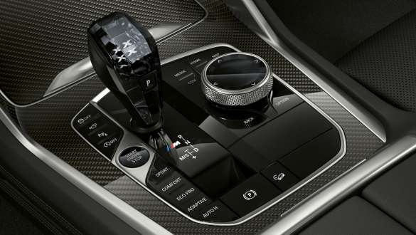 BMW X6 M50i, sebességváltó kar M logóval, G06 A BMW X6 M50i belső tere az M logóval ellátott sebességváltó karral, G06