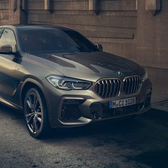 BMW X6 M50i M TwinPower Turbo 8 hengeres benzinmotorral BMW X6 M50i M TwinPower Turbo 8 hengeres benzinmotorral, G06, Manhattan metál, rézsútos oldalnézet