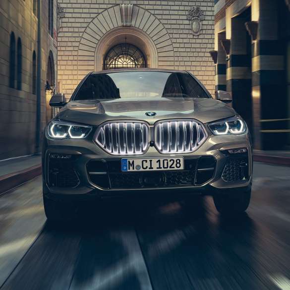 BMW X6 M50i TwinPower Turbo benzinmotorral BMW X6 M50i M TwinPower Turbo benzinmotorral, G06, Manhattan metál, elölnézet