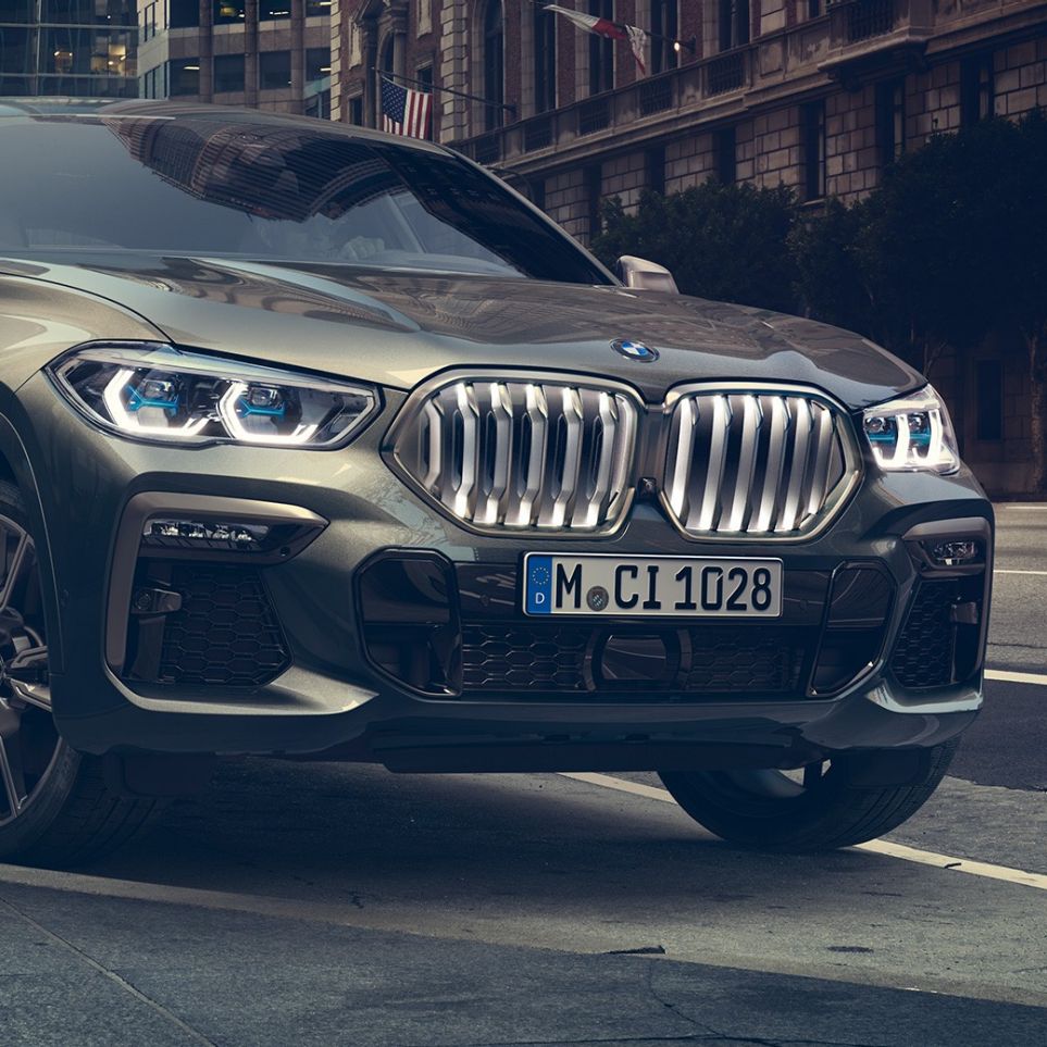 Egy álló BMW X6 M50i BMW X6 M50i, egy városi környezetben álló autó rézsútos elölnézetből