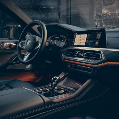BMW X6 M50i, műszerfal BMW X60 M50i, vezetőorientált műszerfal