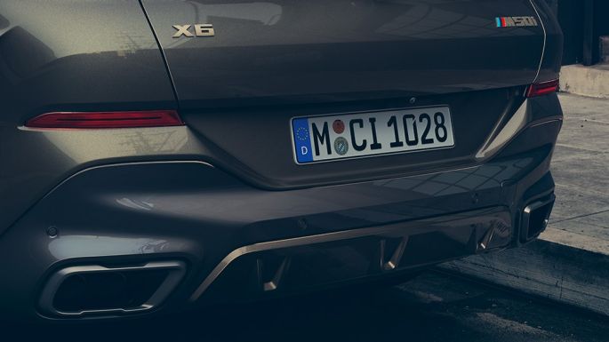 BMW X6 M50i, hátulnézet A BMW X6 M50i farrésze közelről