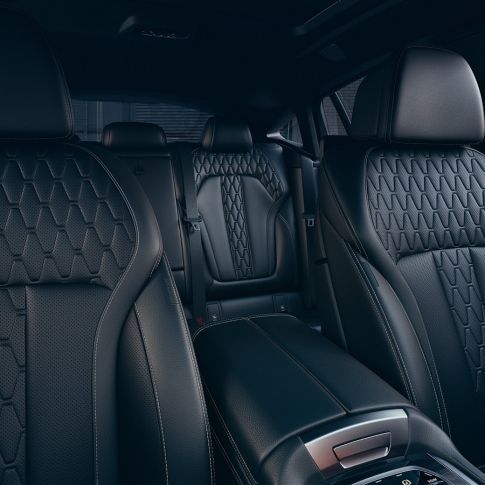 Sportülések a BMW X6 M50i-ben A BMW X6 M50i belső tere, fókuszban a sportülésekkel