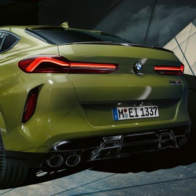 BMW X6 M Competition, rézsútos hátulnézet Egy BMW X6 M Competition M Sport kipufogórendszerrel, F96, BMW Individual Urban zöld speciális fényezés, rézsútos hátulnézet