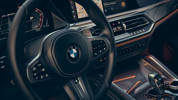 BMW X6 M50i Steptronic Sport sebességváltóval, G06 BMW X6 M50i, G06, 2018, SUV, Steptronic Sport sebességváltó, műszerfal, M bőrkormány
