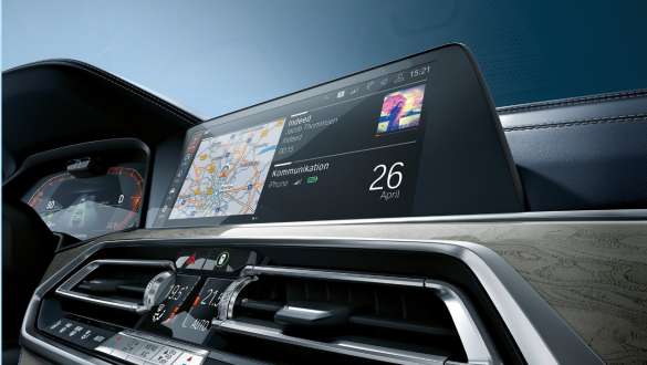 Egy BMW X7 M BMW Live Cockpit Professional kijelzőrendszere Egy BMW X7 M BMW Live Cockpit Professional kijelzőrendszere rézsútos alulnézetből, G07