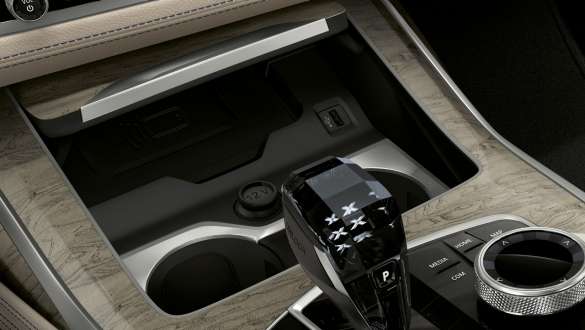 Egy BMW X7 M hűthető-fűthető pohártartói BMW X7 M, belső tér, a hűthető-fűthető pohártartók közelről, G07
