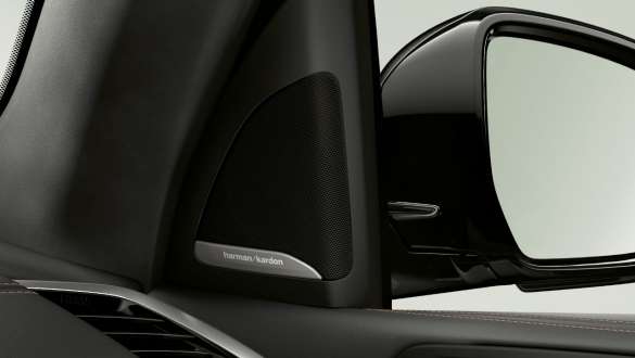Egy BMW X7 M a Harman Kardon HiFi hangsugárzó rendszerrel BMW X7 M, belső tér a Harman Kardon HiFi hangsugárzó rendszerrel, G07