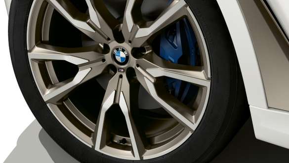 Egy BMW X7 M M Sport fékkel Egy BMW X7 M M Sport fékkel, G07, a könnyűfém keréktárcsa közelről