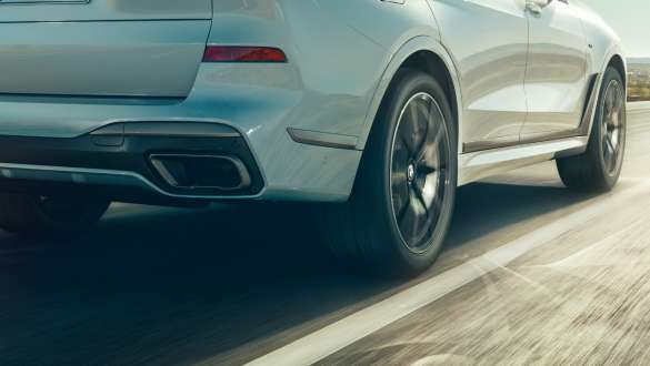 M Aerodinamikai csomaggal ellátott BMW X7 M Egy M Aerodinamikai csomaggal ellátott BMW X7 M, G07, háromnegyedes oldalnézet
