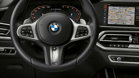Egy BMW X7 M Steptronic Sport sebességváltóval Egy Steptronic Sport sebességváltóval ellátott BMW X7 M, G07, vezetőhely