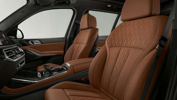 Egy BMW X7 M a kibővített tartalmú BMW Individual Merino bőrkárpittal BMW X7 M, belső tér a kibővített tartalmú BMW Individual Merino bőrkárpittal, G07