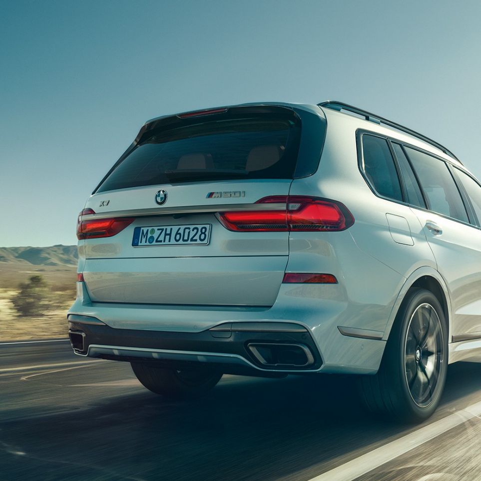 BMW X7 M50i, hátulnézet Egy mozgó, Kristály fehér BMW X7 M50i hátulnézetből, G07, 2019