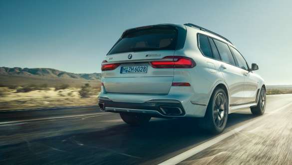 BMW X7 M modellek Executive Drive Pro rendszerrel, G07, 2019 BMW X7 M modellek Executive Drive Pro futóműszabályozó rendszerrel, G07, 2019, egy mozgó autó rézsútos hátulnézetből