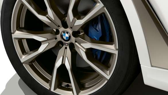 BMW X7 M modellek M Sport fékrendszerrel, G07, 2019 BMW X7 M modellek M Sport fékrendszerrel, G07, a könnyűfém keréktárcsa közelről