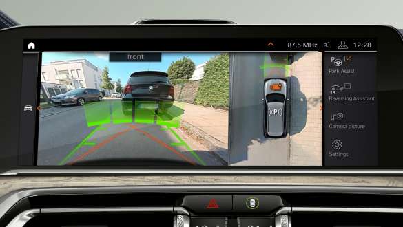 BMW X7 M modellek Driving Assistant PLUS felszereltséggel, G07, 2019 BMW X7 M modellek Parkolóasszisztens Plus felszereltséggel, G07, 2019, központi kijelző