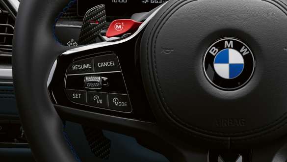 Kormányról levett kézzel haladás 60 km/órás sebességig BMW XM, G09, kormányról levett kézzel haladás 60 km/órás sebességig