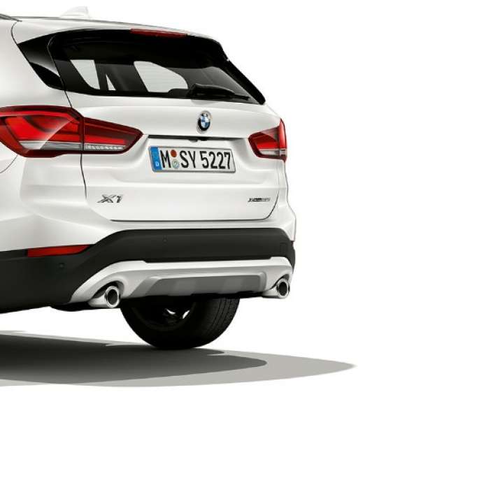 BMW X1, xLine modell, háromnegyedes hátulnézet. BMW X1, xLine modell, háromnegyedes hátulnézet, stúdióban.