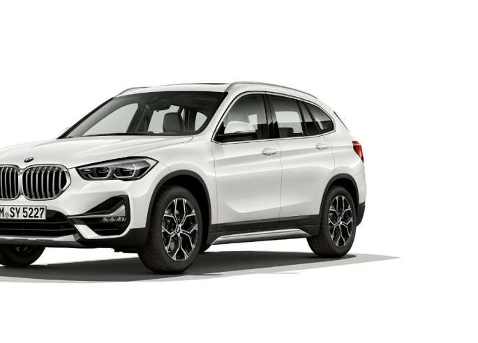 BMW X1, xLine modell, háromnegyedes elölnézet. BMW X1, xLine modell, háromnegyedes elölnézet, stúdióban.