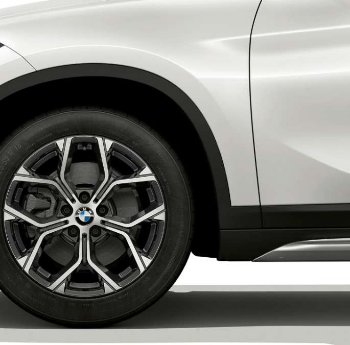 BMW X1, xLine modell, könnyűfém keréktárcsa. BMW X1, xLine modell, a könnyűfém keréktárcsa oldalról, közelről.