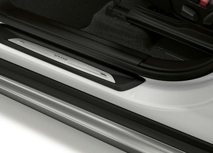 BMW X1, xLine modell, ajtóküszöb-borítás. BMW X1, xLine modell, az ajtóküszöb-borítás oldalról, közelről.