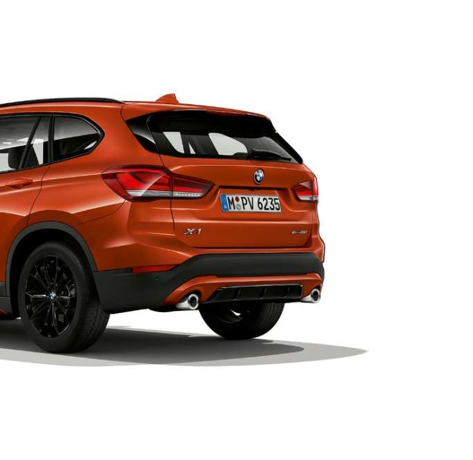 BMW X1, Sport Line modell, háromnegyedes hátulnézet. BMW X1, Sport Line modell, háromnegyedes hátulnézet, stúdióban.