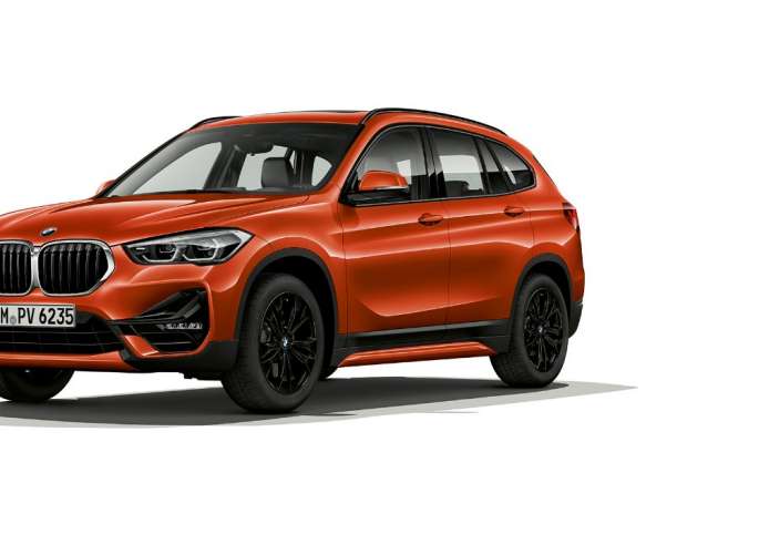BMW X1, Sport Line modell, háromnegyedes elölnézet. BMW X1, Sport Line modell, háromnegyedes elölnézet, stúdióban.