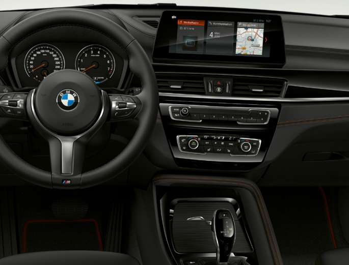 BMW X1, Spor Line modell, belső tér. BMW X1, Sport Line modell, belső tér, fókuszban a műszerfal.