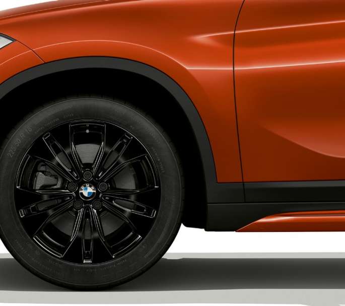 BMW X1, Sport Line modell, könnyűfém keréktárcsa BMW X1, Sport Line modell, a könnyűfém keréktárcsa oldalról, közelről.