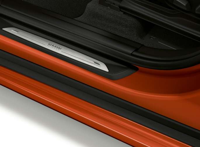 BMW X1, Sport Line modell, ajtóküszöb-borítás. BMW X1, Sport Line modell, az ajtóküszöb-borítás oldalról, közelről.