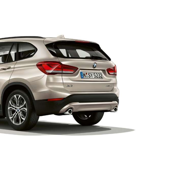 BMW X1, Advantage modell, háromnegyedes hátulnézet. BMW X1, Advantage modell, háromnegyedes elölnézet, stúdióban.