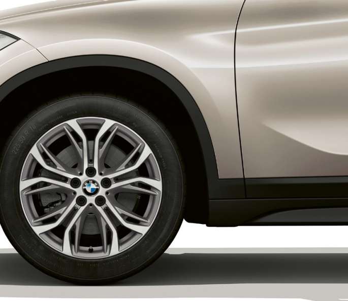 BMW X1, Advantage modell, könnyűfém keréktárcsa. BMW X1, Advantage modell, a könnyűfém keréktárcsa oldalról, közelről.