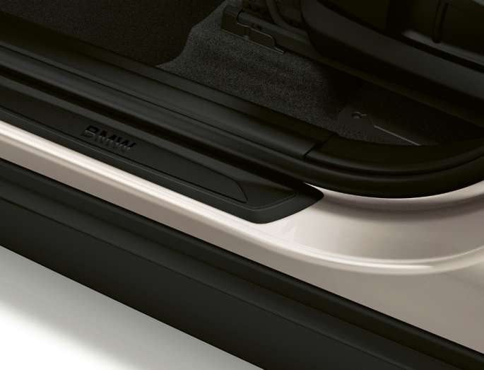 BMW X1, Advantage modell, ajtóküszöb-borítás. BMW X1, Advantage modell, az ajtóküszöb-borítás oldalról, közelről.